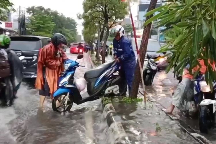 Sejumlah pengendara sepeda motor berusaha menyelamatkan kendaraannya di tengah banjir di Jalan Ciptomangunkusumo dan titik lain di Kota Cirebon, Jawa Barat, pada Rabu petang (15/2/2023)