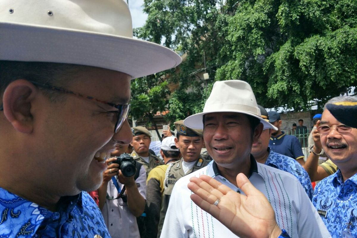 Gubernur DKI Jakarta Anies Baswedan dan Wakil Ketua DPRD DKI Jakarta Abraham Lunggana berada di kawasan Tanah Abang, Jumat (22/12/2017). 