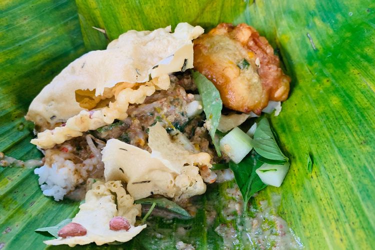 Pecel Klojen Mbak Sri yang sampai saat ini dalam penyajiannya menggunakan pincuk daun pisang.