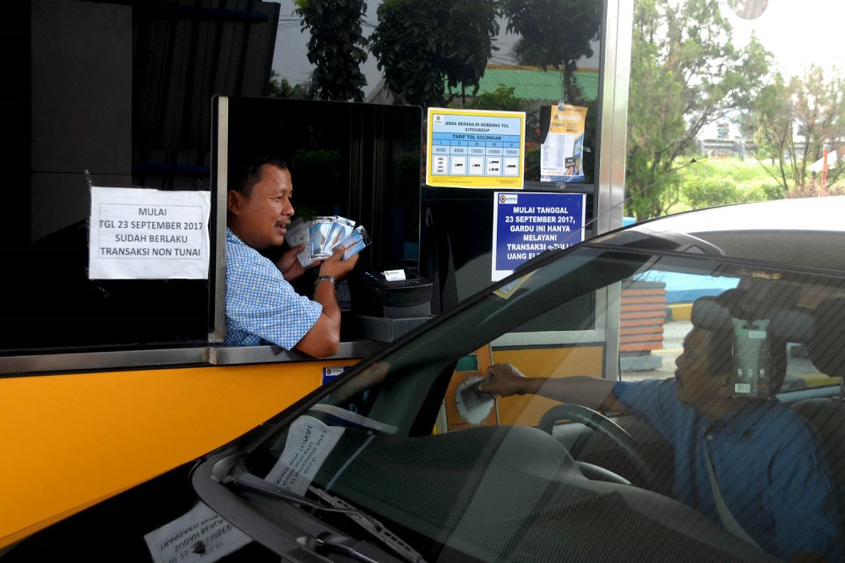 Petugas menawarkan kartau uang elektronik di gerbang pintu tol Jagorawi Citeureup, Kabupaten Bogor, Jawa Barat, Senin (16/10/2017). Sebanyak 1,5 juta uang elektronik  akan dibagikan gratis mulai 16 Oktober hingga 31 Oktober 2017. Masyarakat cukup membayar saldonya saja. Pembebasan biaya kartu ini bertujuan untuk meningkatkan penetrasi pembayaran nontunai di gerbang tol sampai 100 persen. ANTARA FOTO/Yulius Satria Wijaya/kye/17.