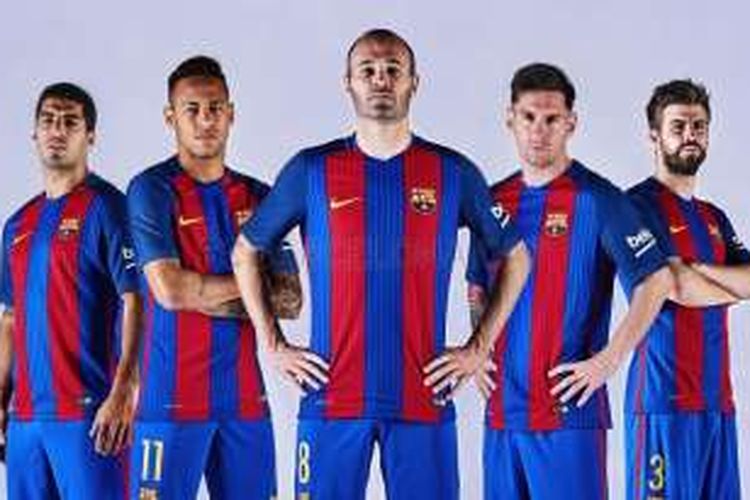 Para pemain Barcelona memamerkan kostum kandang untuk musim 2015-2016.