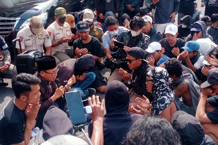 Wali Kota Malang, Sutiaji bersama Aremania doa bersama di halaman Balai Kota Malang pada Kamis (20/10/2022). 