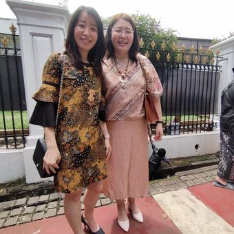 Pauline (32) dan Margareth (36) saat diwawancarai ketika antre untuk mengikuti open house Jokowi di Istana Negara, Rabu (10/4/2024)