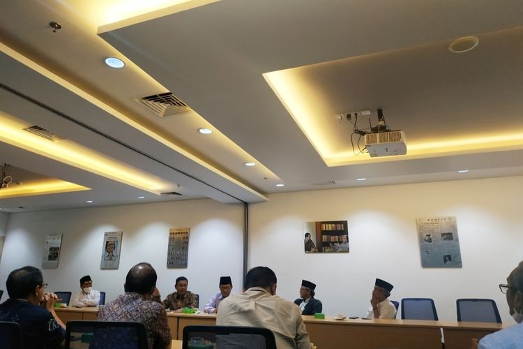 Panitia Pelaksana Religion of Twenty (R20) saat beraudiensi dengan pimpinan Harian Kompas di Menara Kompas, Palmerah, Jakarta, Jumat (23/9/2022).