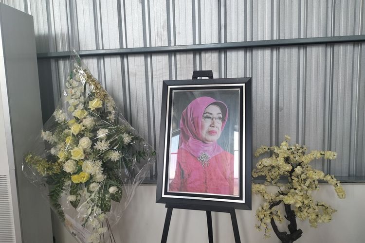 Potret foto peringatan 1000 hari meninggalnya Sudjiatmi Notomiharjo di Kawasan Sumber, Kecamatan Banjarsari, Kota Solo, Minggu (18/12/2022).