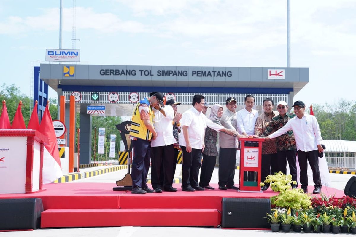 Presiden Joko Widodo (Jokowi) meresmikan Tol Terbanggi Besar-Pematang panggang-Kayu Agung sepanjang 189 kilometer, Jumat (15/11/2019).