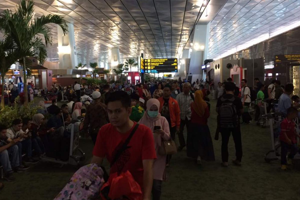 Suasana di area check in Terminal 3 Domestik Bandara Soekarno-Hatta, Kamis (22/6/2017) siang. Puncak arus mudik via Bandara Soekarno-Hatta diprediksi jatuh pada Jumat (23/6/2017) dan Sabtu (24/6/2017).