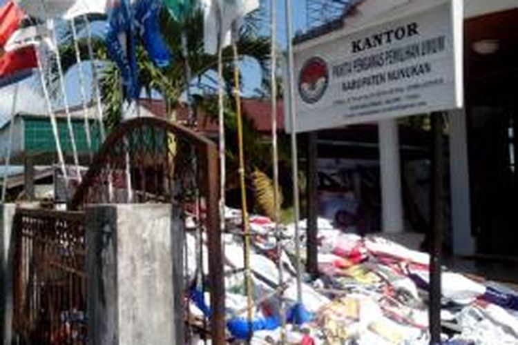 Alat peraga kampanye hasil razia oleh Panwaslu dan Satpol PP ditumpuk di halaman kantor Panwas Kabupaten Nunukan, Kalimantan Utara, Rabu (5/2/2014).