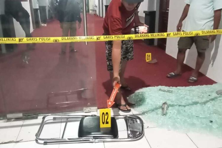 Pihak kepolisian Polda Maluku telah memerintahkan Kapolres Malteng untuk mengusut aksi pengrusakan aset milik negara berupa pintu kaca kantor DPRD Kabupaten Maluku Tengah oleh dua orang anggota dewan