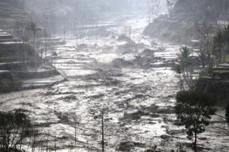 Suasana turunnya lahar hujan yang terjadi di sekitar Desa Pandansari, Ngantang, Malang, Jawa Timur, Selasa (18/2/2014). Menurut BMKG, banjir lahar hujan ini mengalirkan 105 juta meter kubik material Gunung Kelud yang mengancam 28 desa di Kabupaten Blitar dan 6 desa di Kabupaten Kediri.