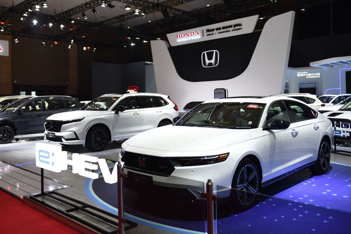 Honda Prospect Motor (HPM) ikut memeriahkan Indonesia International Motor Show (IIMS) 2024. Salah satu model yang jadi unggulan Honda di booth ialah Honda Accord RS e:HEV.
