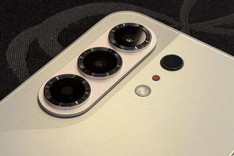 Kameranya Tecno Camon 50 dilengkapi berbagai macam fitur pendukung, seperti mode FlashSnap untuk membidik momen secara cepat, SuperNight untuk kondisi minim cahaya, Aqua Mode untuk merekam di dalam air, dan masih banyak lagi.