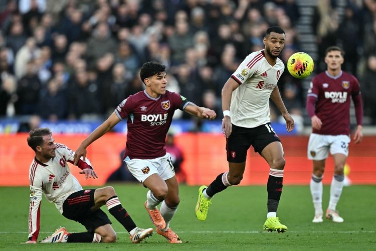 Mateus Fernandes (kedua dari kiri) berduel dengan Alexis Mac Allister (kiri) dan Cody Gakpo (2R) dalam pertandingan sepak bola Liga Inggris antara West Ham United vs Liverpool di Stadion London, di London pada 30 November 2025. (Foto oleh Ben STANSALL / AFP)