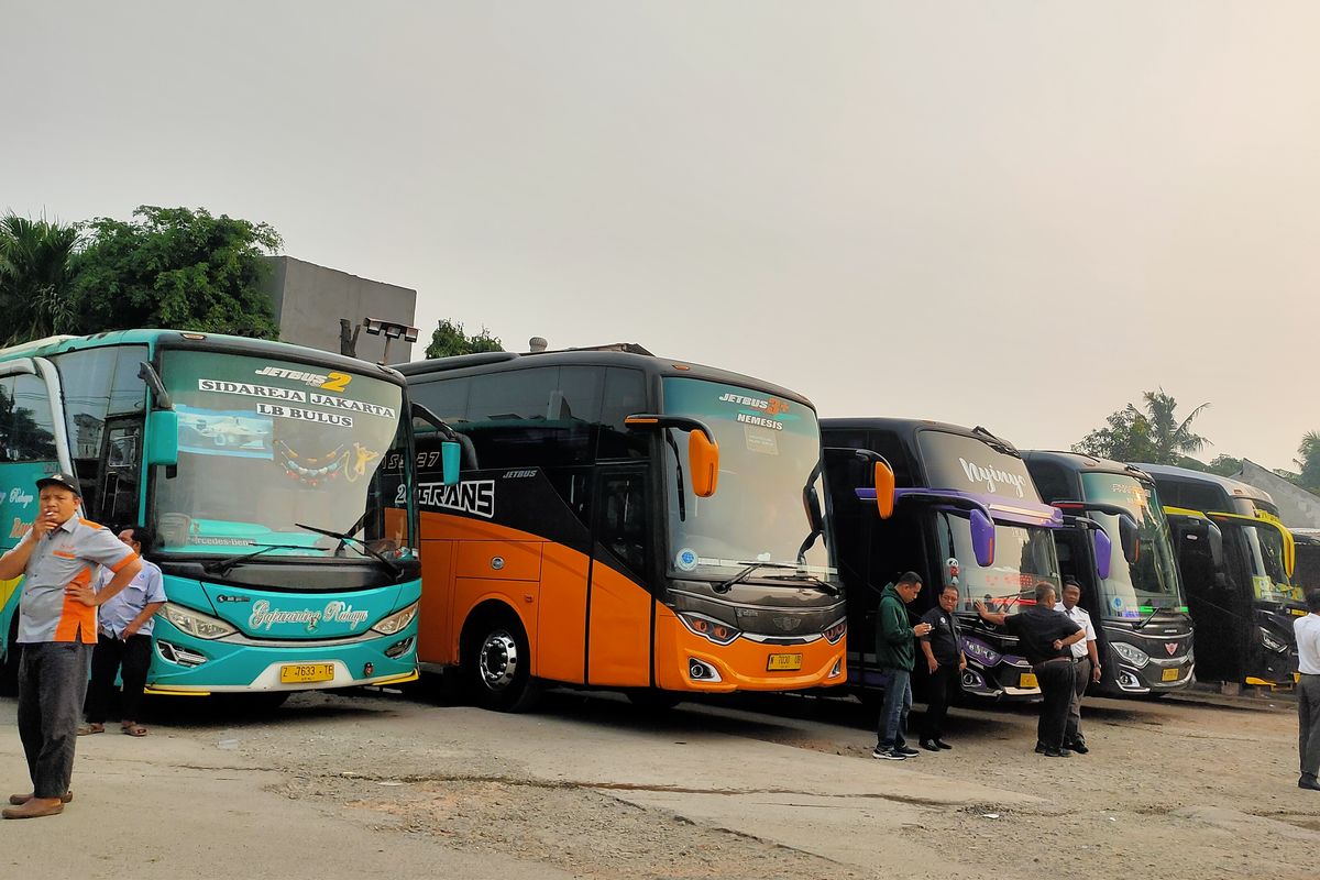 Bus AKAP di Terminal Lebak Bulus