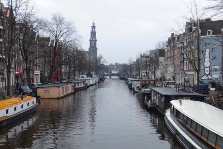 Kanal Prinsengraht di Amsterdam, Belanda, dengan rumah terapung di pinggir kanal.