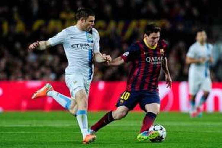 Penyerang Barcelona, Lionel Messi, dikawal oleh gelandang Manchester City, James Milner, dalam pertandingan leg kedua 16 besar Liga Champions di Camp Nou, Rabu (12/3/2014). 