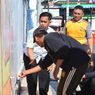 Polisi dan Warga Tegal Bersihkan Coretan Vandalisme