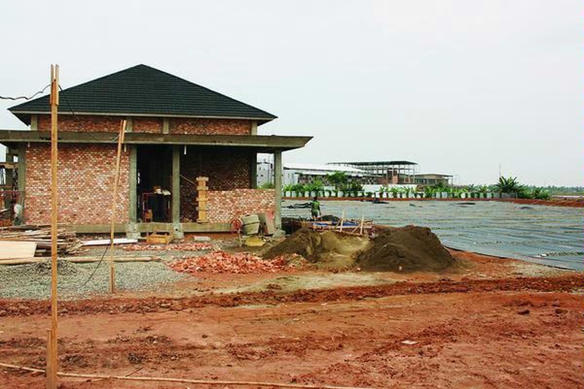 Lapangan voli pantai untuk SEA Games di Jakabaring Sport City, Palembang, Sumatera Selatan, Kamis (15/9), dalam pembangunan dan belum memasuki penimbunan pasir. Berdasarkan target, venue ini seharusnya sudah selesai 100 persen pada 17 September.