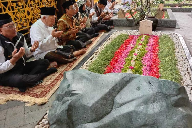 Calon wakil presiden (Cawapres) nomor urut 3 Mahfud MD menziarahi makam Gus Dur dan pendiri NU KH. Hasyim Asy’ari, di Ponpes Tebuireng, Jombang, Jawa Timur, Sabtu (2/12/2023).