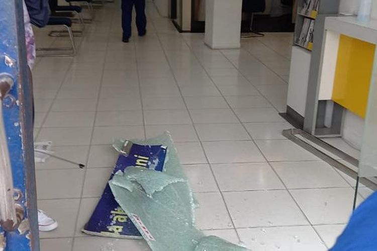 Kaca kantor cabang Bank Mandiri Jalan KH Hasan Basri pecah saat didorong pelaku JP yang hendak merampok bank itu di Samarinda, Kaltim, Jumat (21/5/2021). 