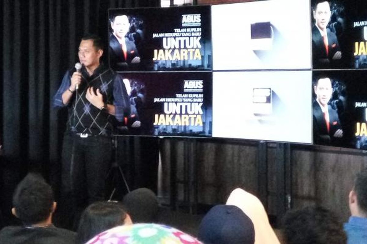 Calon gubernur DKI Jakarta, Agus Harimurti Yudhoyono saat di AHY Comand Center di Kebayoran Baru, Jakarta Selatan, Selasa (7/2/2017).