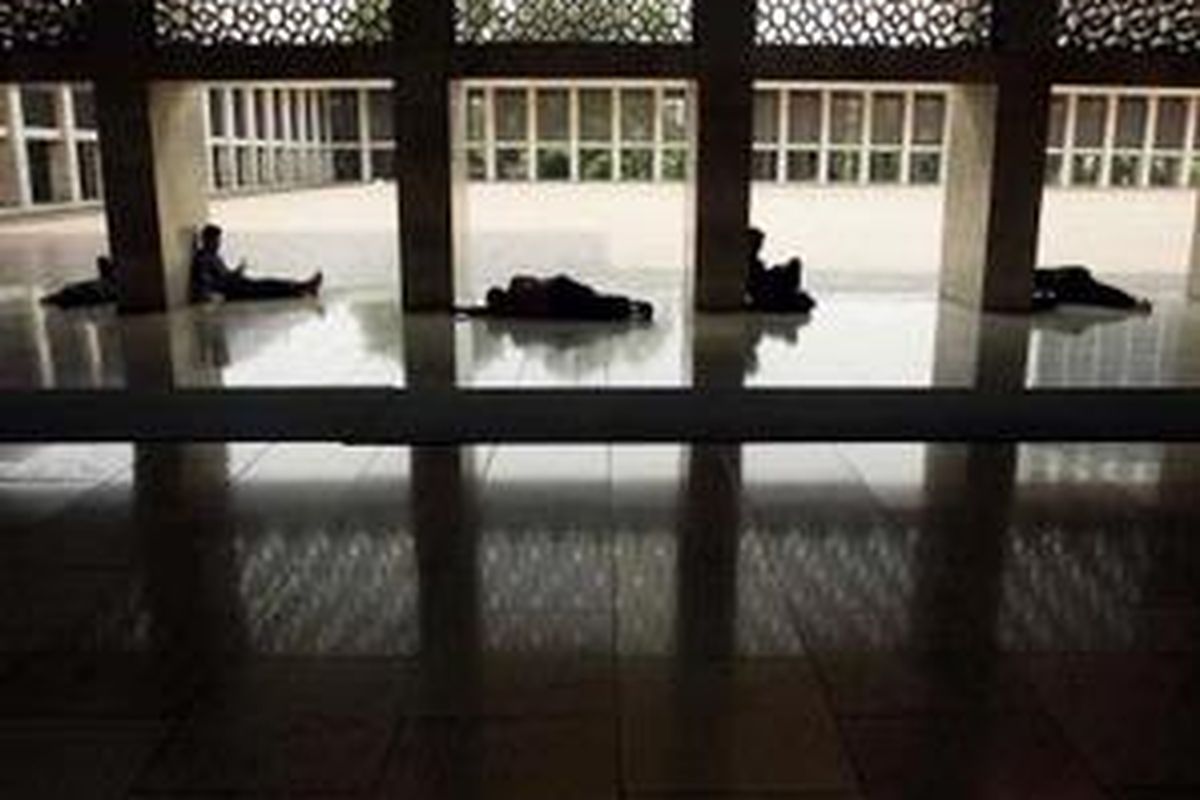 Warga memanfaatkan istirahat siangnya di Masjid Istiqlal, Jakarta Pusat, Rabu (26/8). Selama bulan Ramadhan 1430 H, Masjid terbesar di Indonesia ini ramai dikunjungi oleh warga masyarakat untuk melakukan peribadahan maupun sekedar menunggu datangnya buka puasa.
