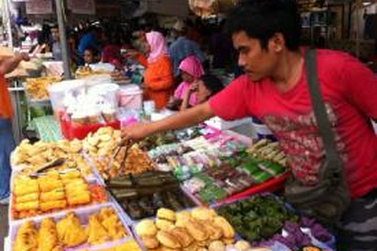 Pedagang kue di Bendungan Hilir, Jakarta Pusat, Minggu (28/7/2013)