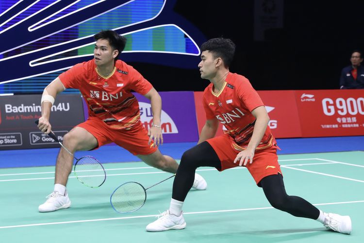 Leo Rolly Carnando/Daniel Marthin saat bertanding pada babak 16 besar China Masters 2023 melawan Kim Astrup/Anders Skaarup Rasmussen (Denmark) di Shenzhen Bay Gymnasium, Kamis (23/11/2023). Leo/Daniel menang 21-18, 16-21, 21-11 dan melaju ke perempat final China Masters 2023. 