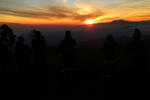 Berita Foto: Indahnya Matahari Terbit di Puncak B29 Lumajang