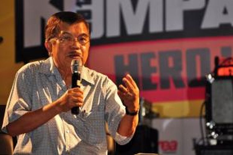 Jusuf Kalla saat menjadi pembicara pada acara Kompasianival di Skeeno Hall, Lantai 3, Gandaria City, Jakarta Selatan, Sabtu (17/11/2012.   