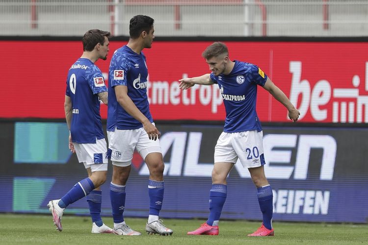 Bek Schalke, Jonjoe Kenny (kanan), merayakan gol bersama rekan-rekan setimnya selama pertandingan Bundesliga Liga Jerman antara Union Berlin vs Schalke 04 pada 7 Juni 2020 di Berlin, Jerman.