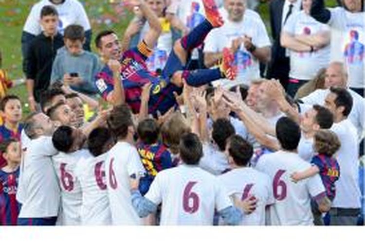 Para pemain Barcelona mengangkat Xavi Hernandez usai mereka menerima trofi juara Primera Division musim 2014-15, Sabtu (23/5/2015), setelah bermain imbang 2-2 melawan Deportivo La Coruna pada laga pamungkas Liga Spanyol di Camp Nou. Ini juga menjadi laga terakhir Xavi di ajang Primera Division karena akhir musim nanti dia pindah ke Qatar.