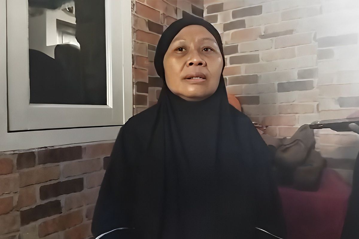 Ibunda Devi Karmawan (27), Darmiyati (55) saat ditemui di rumah duka, Gang Simak, RT 03/RW 01, Pondok Aren, Tangerang Selatan, Selasa (28/5/2024). 