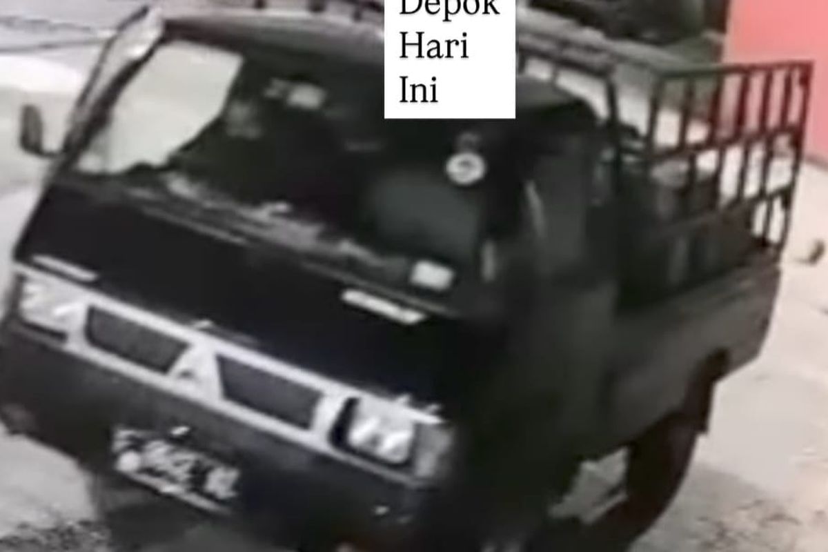 Pencurian mobil pick-up berisi ratusan dus air mineral di Radar Auri, Cimanggis, Kota Depok.