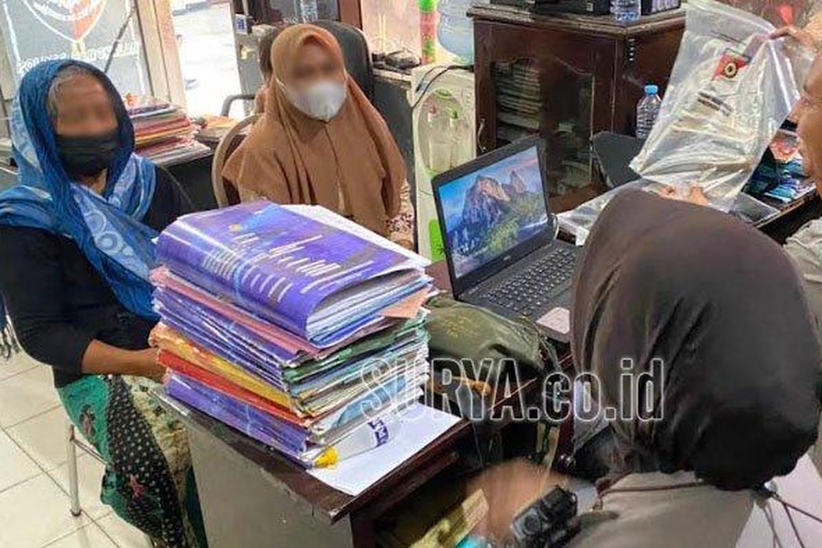 Dua terlapor kasus pengeroyokan, SM (38) dan MT (60), warga Desa Lantek Timur, Kecamatan Galis, Bangkalan ketika memberikan keterangan di hadapan Kasi Humas Polres Bangkalan, Ipda Risna Wijayanti, Selasa (6/12/2022). 