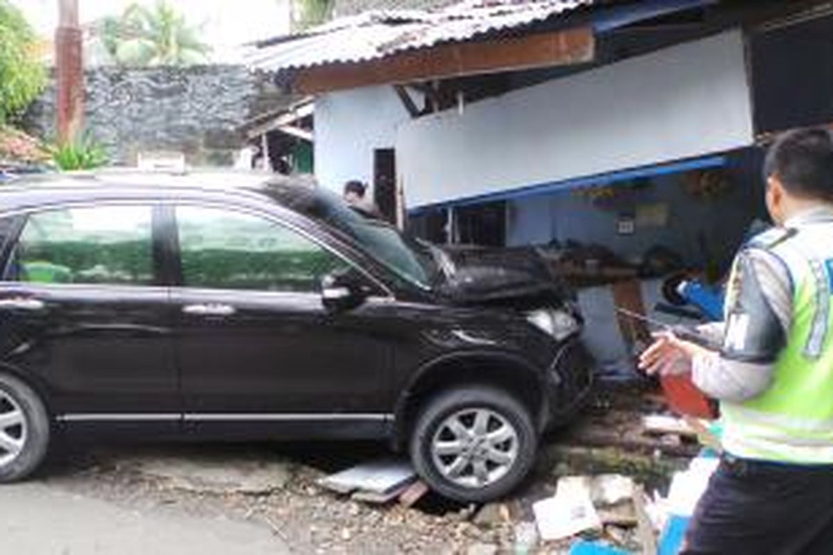 Sebuah mobil Honda CR-V bernomor polisi B 368 GBU menabrak warteg di kawasan Senayan, Jakarta Selatan. Selasa (4/2/2014).