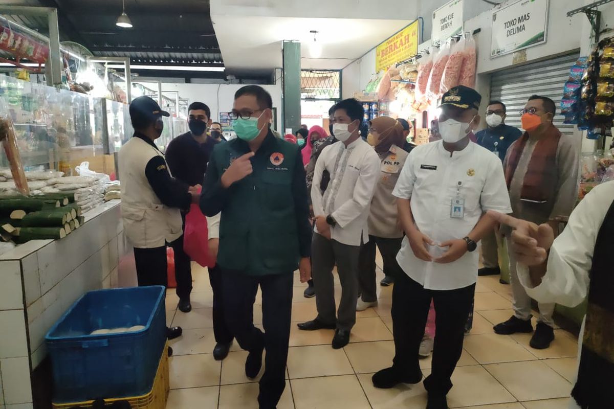 Wakil Wali Kota Depok, Imam Budi Hartono ketika melakukan inspeksi dadakan (sidak) di Pasar Tradisional Sukatani, Kecamatan Tapos, Kota Depok pada Jumat (1/4/2022).