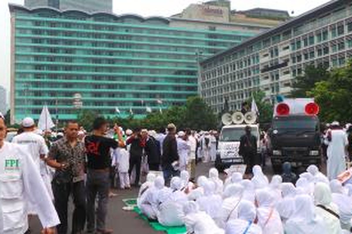 Demo ribuan massa menolak penyelenggaraan Miss World di Bundaran HI. Sabtu (14/9/2013).