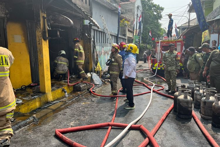 Kios Ayam Pak Gembus di Depok Terbakar, Kerugian Ditaksir Capai Rp 200 Juta