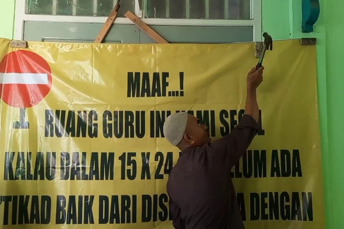 Ahmad Rosidi, warga Desa Blaban, Kecamatan Batumarmar, Kabupaten Pamekasan, Jawa Timur, menyegel SDN 2 Tamberu, Kabupaten Pamekasan, karena status tanah sekolah diklaim miliknya yang belum diselesaikan kompensasinya oleh Pemkab Pamekasan.