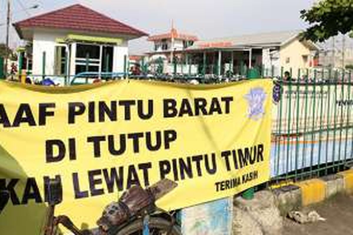 Poster peringatan penutupan akses terpasang di pintu barat Stasiun Tangerang, Banten, Kamis (21/7/2016). Akses pintu barat menuju Stasiun Tangerang ditutup oleh kepolisian dan pemerintah kota setempat karena diduga menyebabkan kemacetan.