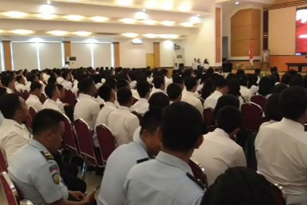 Menteri Hukum dan HAM RI, Yasona Laoly memberikan Pembekalan Kepada 306 CPNS Sulbar Dan Sulteng di kantor Gubernur Sulbar di Mamuju, Jumat (9/3/2018).