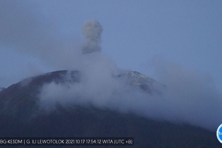 Kondisi terkini permukaan gunung Ile Lewotolok, Kabupaten Lembata, NTT.