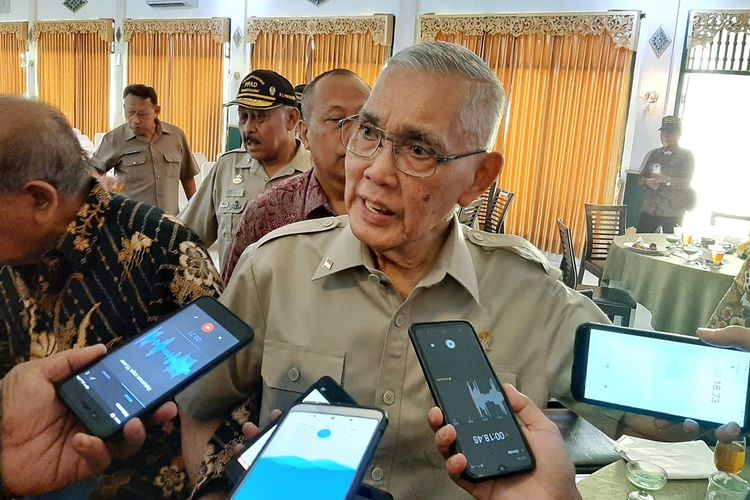 Wapres RI periode 1993-1998, Try Sutrisno, saat menemui wartawan di Bale Raos, Kota Yogyakarta, Selasa (29/10/2019).