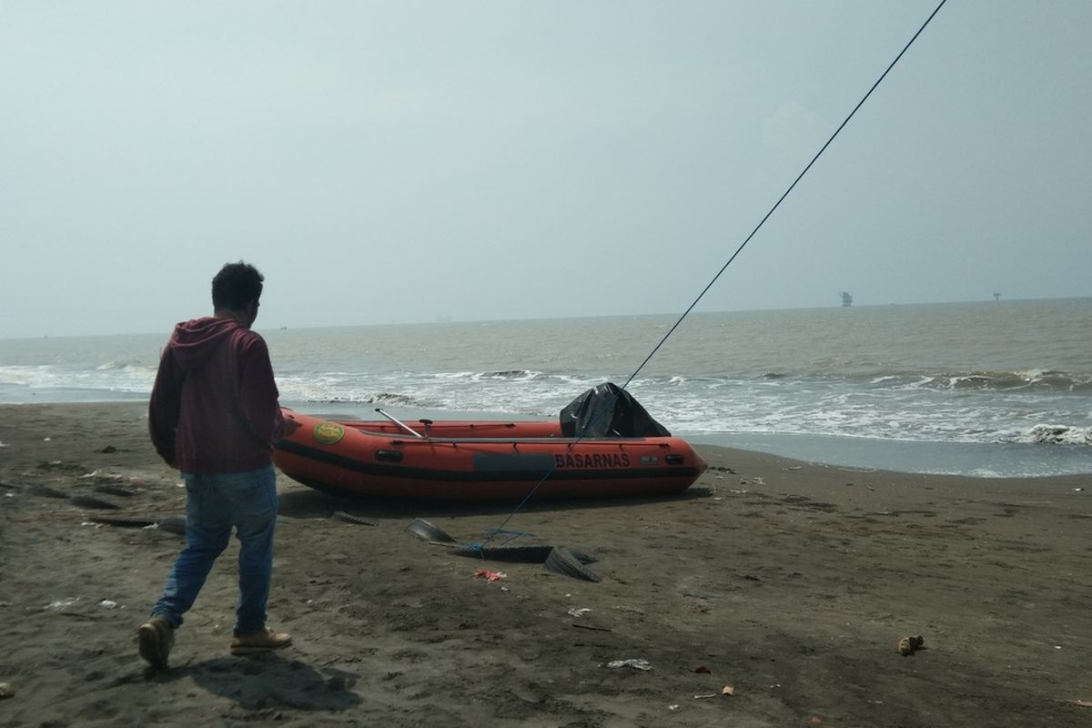 Pantauan di area Pos SAR Gabungan di Pantai Sedari, Karawang, Jawa Barat pada pencarian ABK KM Sida Rahayu 3 yang hilang di Laut Jawa, Selasa (30/8/2022).