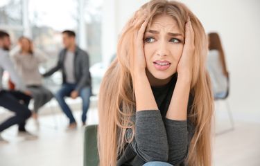 Ilustrasi gejala gangguan kecemasan sosial (social anxiety).