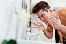 Kesalahan Cuci Muka yang Sering Dilakukan Pria dengan Kulit Berminyak