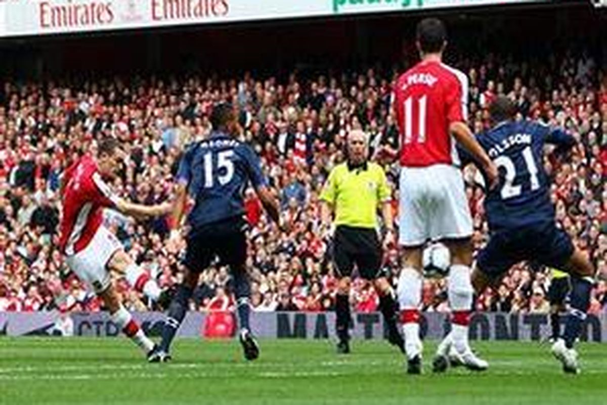 Defender Arsenal, Thomas Vermaelen (kiri) melakukan tendangan keras yang membobol gawang Blackburn. Sampai babak pertama, Arsenal unggul 3-2.