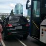 Menepi untuk Cari Parkiran,  Mobil Tertabrak Bus Transjakarta di Dekat Mapolda Metro Jaya