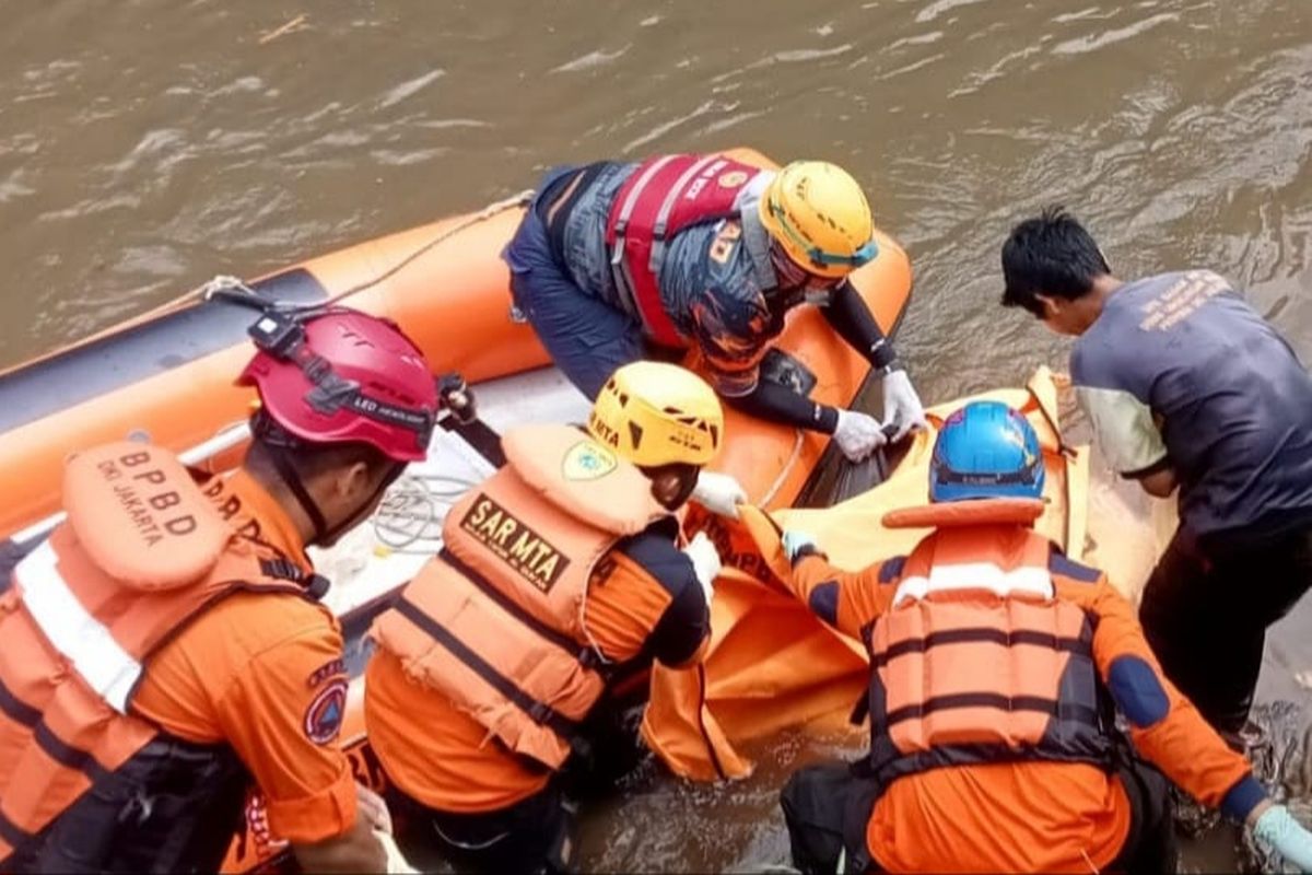 Tim SAR gabungan mengevakuasi korban hanyut di Kali Ciliwung, Kebon Baru, Jakarta Selatan pada Jumat (31/3/2023). 